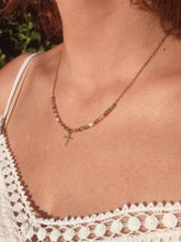 Cargar imagen en el visor de la galería, Collar Fe VIVA – Perlas con cruz dorada
