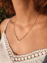 Cargar imagen en el visor de la galería, Collar Fe VIVA – Perlas con cruz dorada
