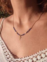Cargar imagen en el visor de la galería, Collar Fe VIVA – Perlas con cruz dorada
